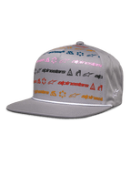 Alpinestars Glphy Hat, grijze snapback cap met platte klep, kleurrijk ontwerp met meerdere logo's in roze, blauw, rood en oranje, witte touwafwerking boven de klep, gestructureerde kroon met geborduurd sterlogo aan de zijkant