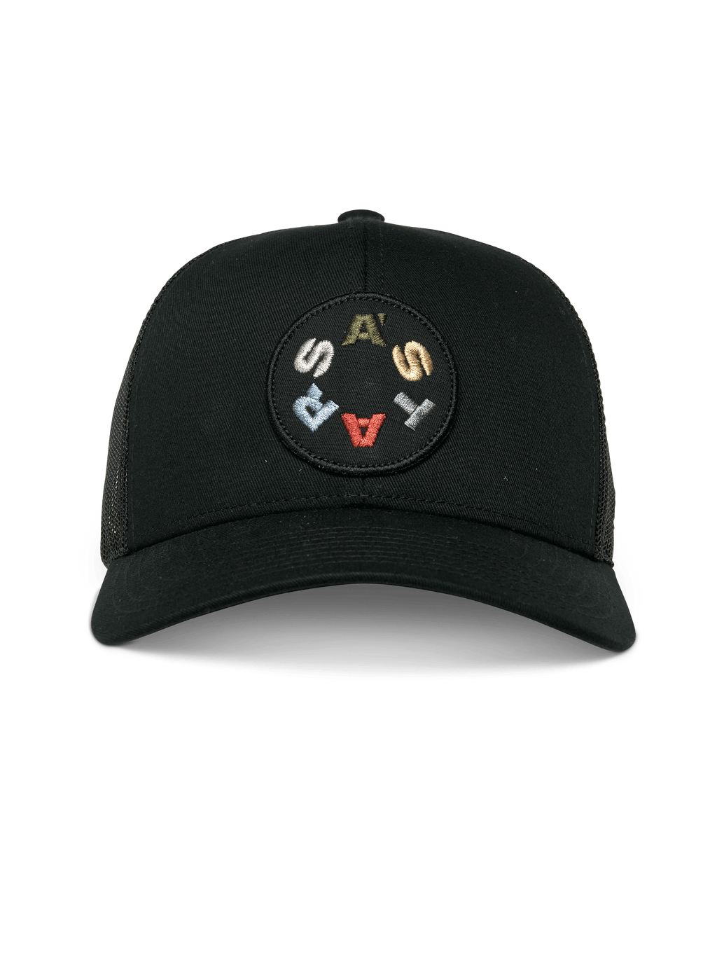 Alpinestars Gambit Trucker pet, zwart, vooraanzicht met een ronde geborduurde patch met kleurrijke ASTARS-letters, gebogen klep en mesh achterkant, casual motorsport-geïnspireerde pet