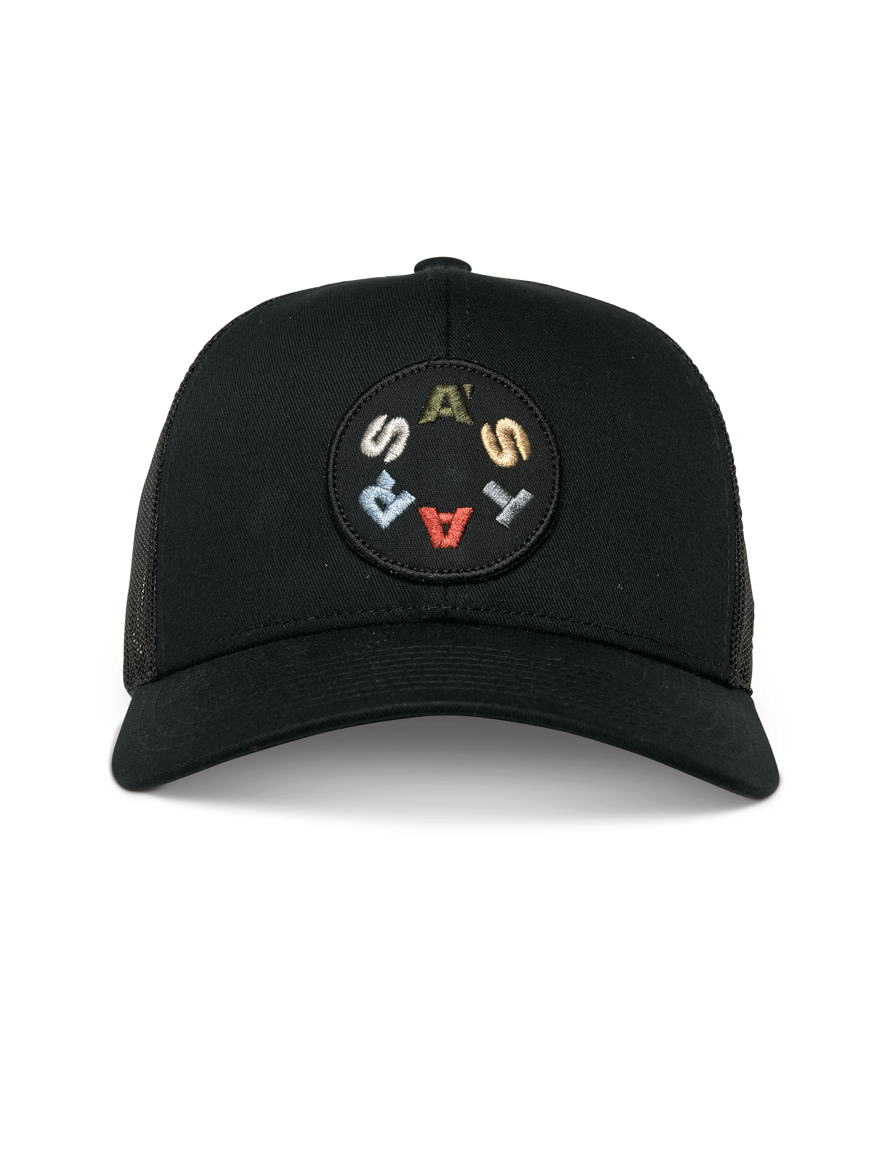 Alpinestars Gambit Trucker pet, zwart, vooraanzicht met een ronde geborduurde patch met kleurrijke ASTARS-letters, gebogen klep en mesh achterkant, casual motorsport-geïnspireerde pet
