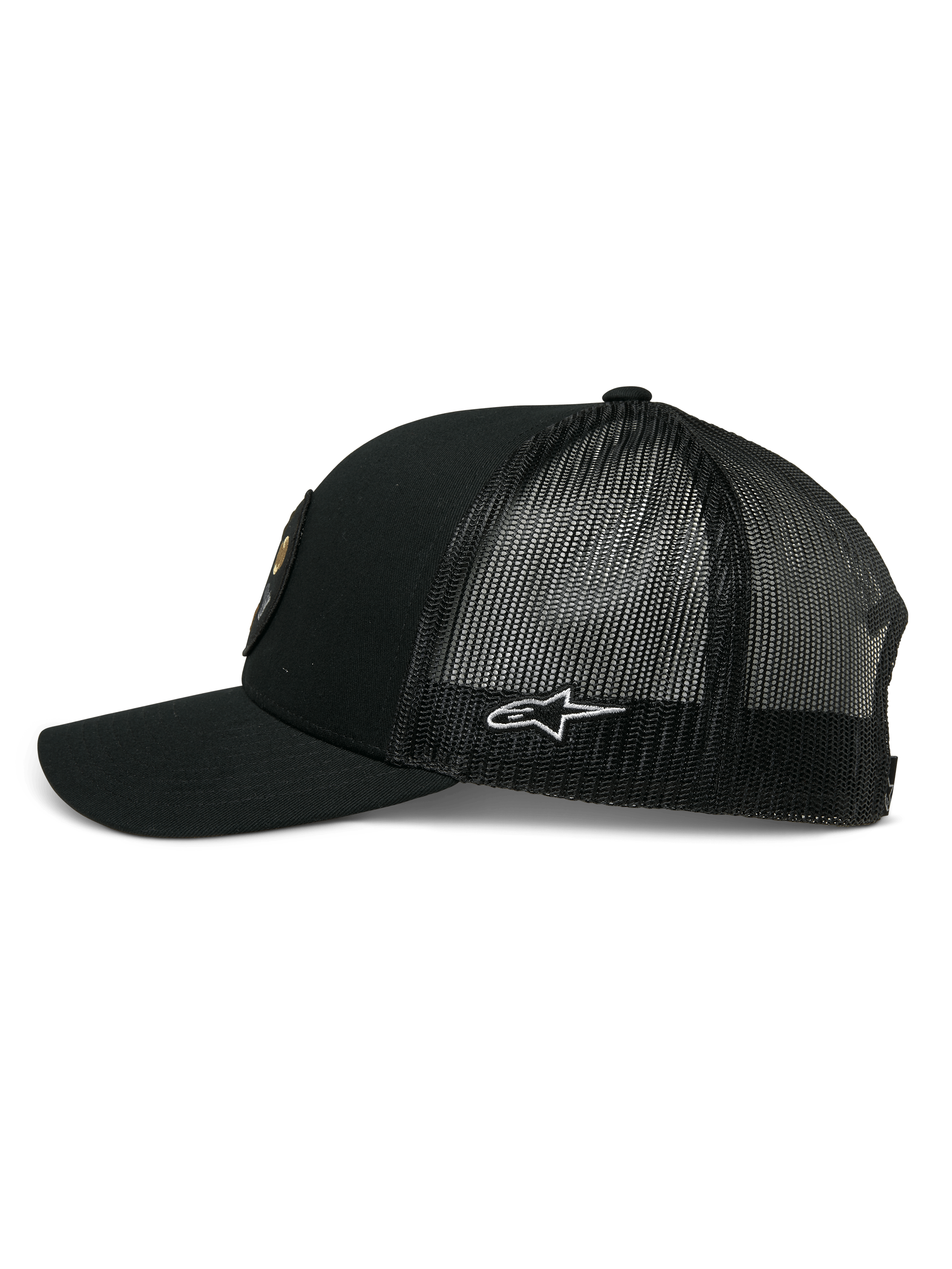 Alpinestars Gambit Trucker pet, zwart, zijaanzicht met gebogen klep en mesh achterkant, wit Alpinestars sterlogo op de zijkant, casual op motorsport geïnspireerde hoofddeksels