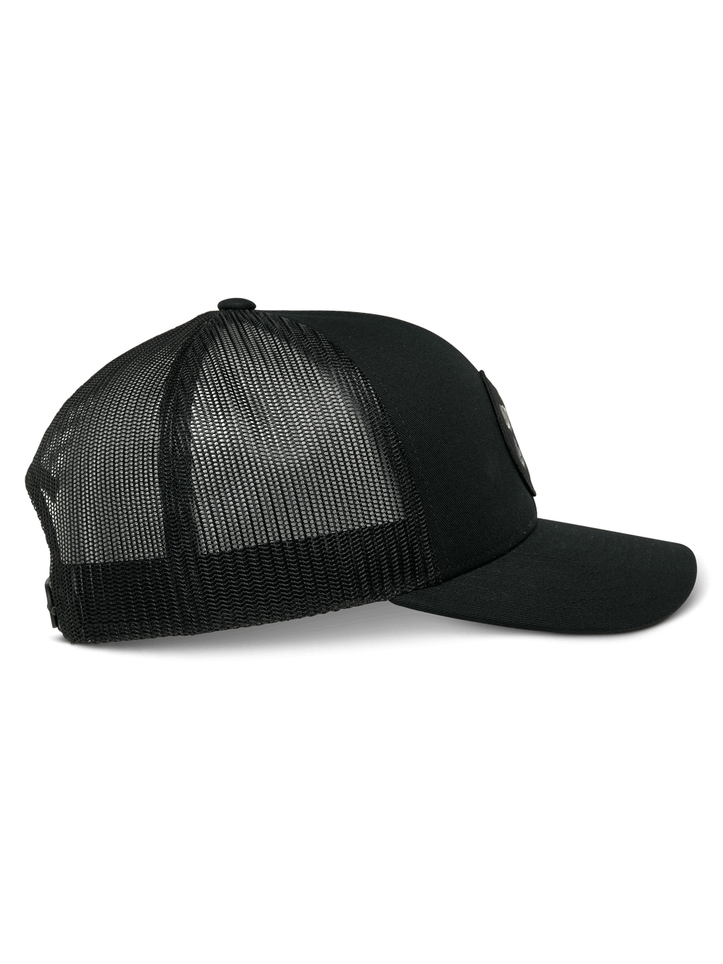 Alpinestars Gambit Trucker Pet, Trucker Cap, Zwart/Zwart, met een gebogen klep, gestructureerde twill voorkant en ademende mesh achterkant, casual motorsport streetwear, zijprofiel