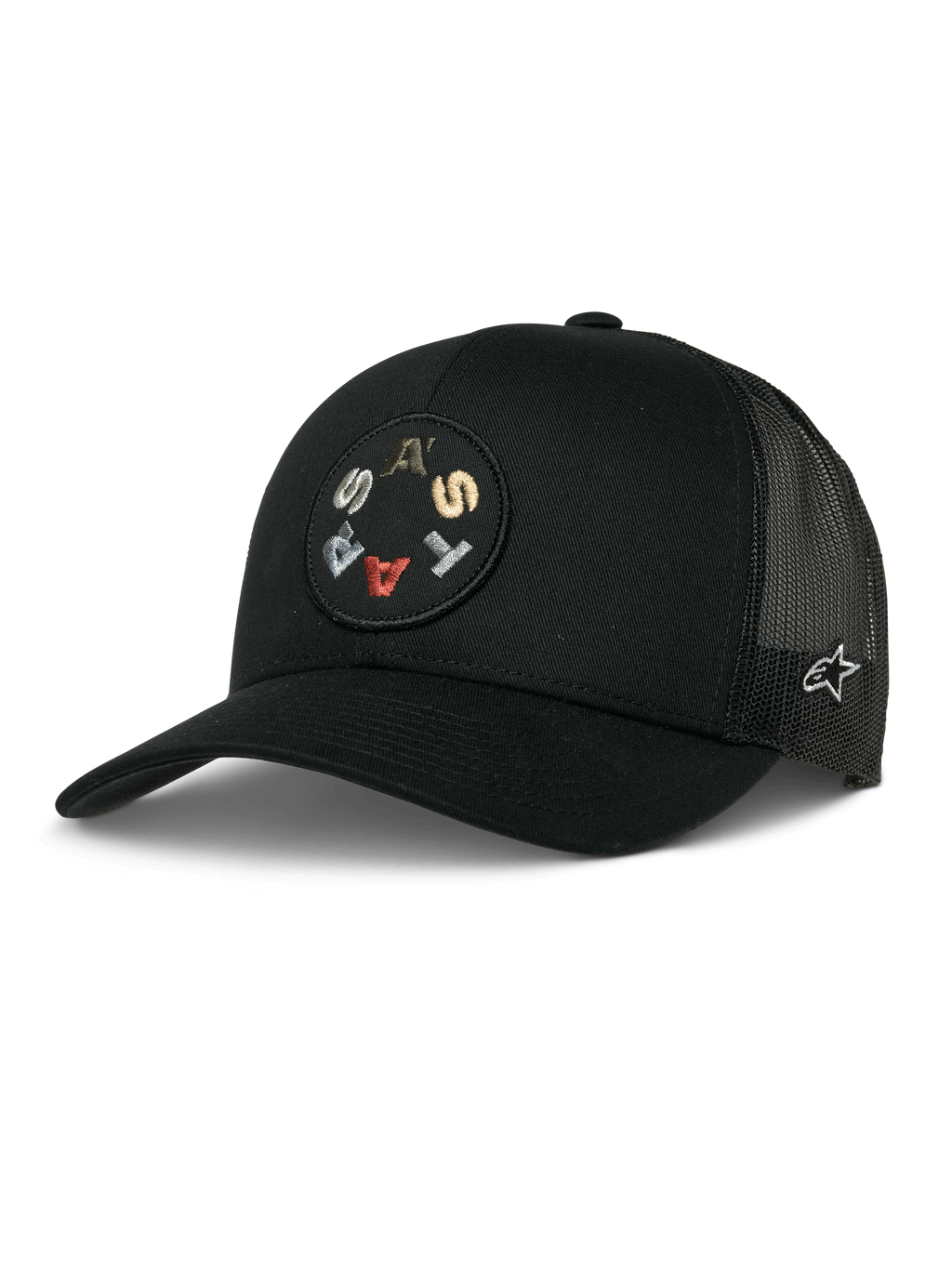 Alpinestars Gambit Trucker Hat, zwarte pet, voorzien van een ronde patch op de voorkant met kleurrijke geborduurde letters, ademende mesh achterpanelen, gebogen klep en een klein wit logo aan de zijkant, casual motorsport lifestyle hoofdbedekking