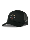 Alpinestars Gambit Trucker Hat, zwarte pet, voorzien van een ronde patch op de voorkant met kleurrijke geborduurde letters, ademende mesh achterpanelen, gebogen klep en een klein wit logo aan de zijkant, casual motorsport lifestyle hoofdbedekking