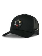Alpinestars Gambit Trucker Hat, zwarte pet, voorzien van een ronde patch op de voorkant met kleurrijke geborduurde letters, ademende mesh achterpanelen, gebogen klep en een klein wit logo aan de zijkant, casual motorsport lifestyle hoofdbedekking