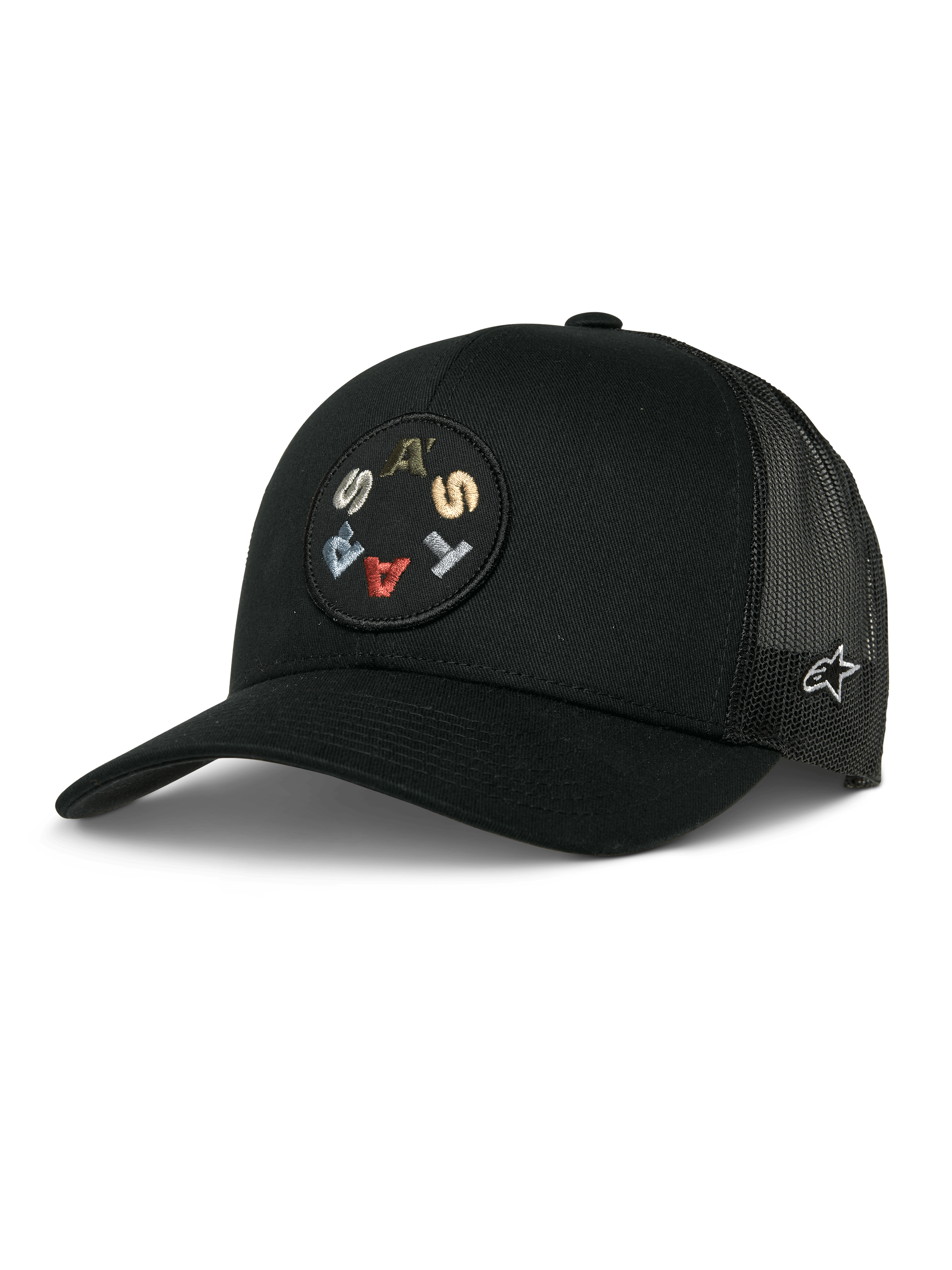 Alpinestars Gambit Trucker Hat, zwarte pet, voorzien van een ronde patch op de voorkant met kleurrijke geborduurde letters, ademende mesh achterpanelen, gebogen klep en een klein wit logo aan de zijkant, casual motorsport lifestyle hoofdbedekking