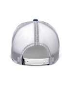 Alpinestars Gambit Trucker pet, blauw en wit, achteraanzicht met ademende witte mesh-panelen, witte snapback-sluiting met een klein zwart Alpinestars-logolabel, casual motorsport-geïnspireerde hoofdbedekking