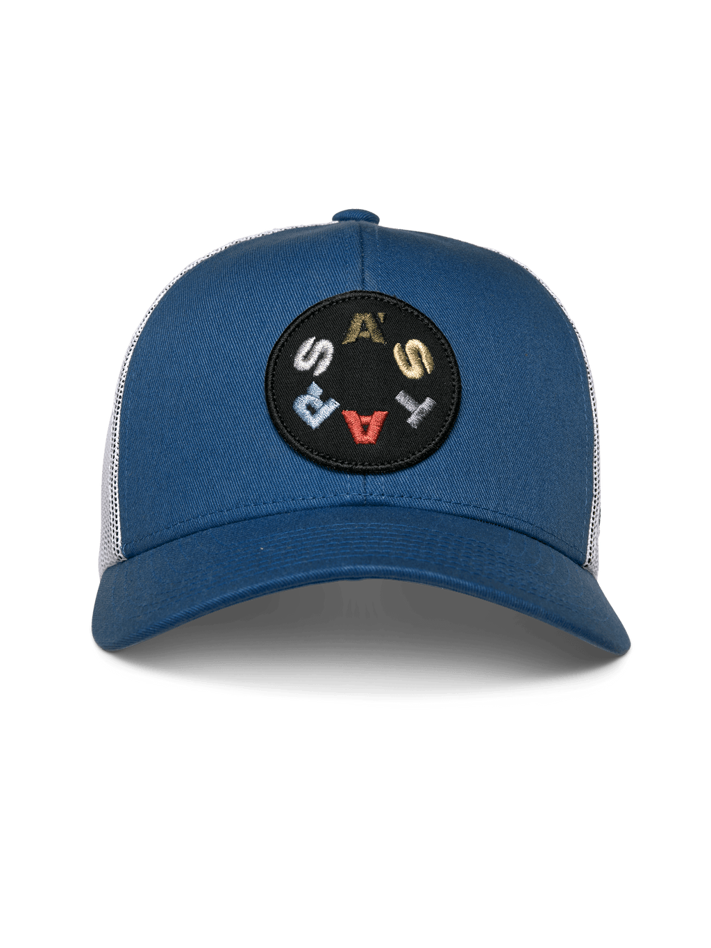 Alpinestars Gambit Trucker Pet, blauw en wit, blauwe gestructureerde kroon met gebogen klep en witte mesh achterkant, voorzien van een ronde zwarte patch met meerkleurige ASTARS-letters, casual motorsport hoofdbedekking
