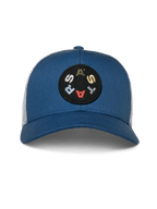 Alpinestars Gambit Trucker Pet, blauw en wit, blauwe gestructureerde kroon met gebogen klep en witte mesh achterkant, voorzien van een ronde zwarte patch met meerkleurige ASTARS-letters, casual motorsport hoofdbedekking