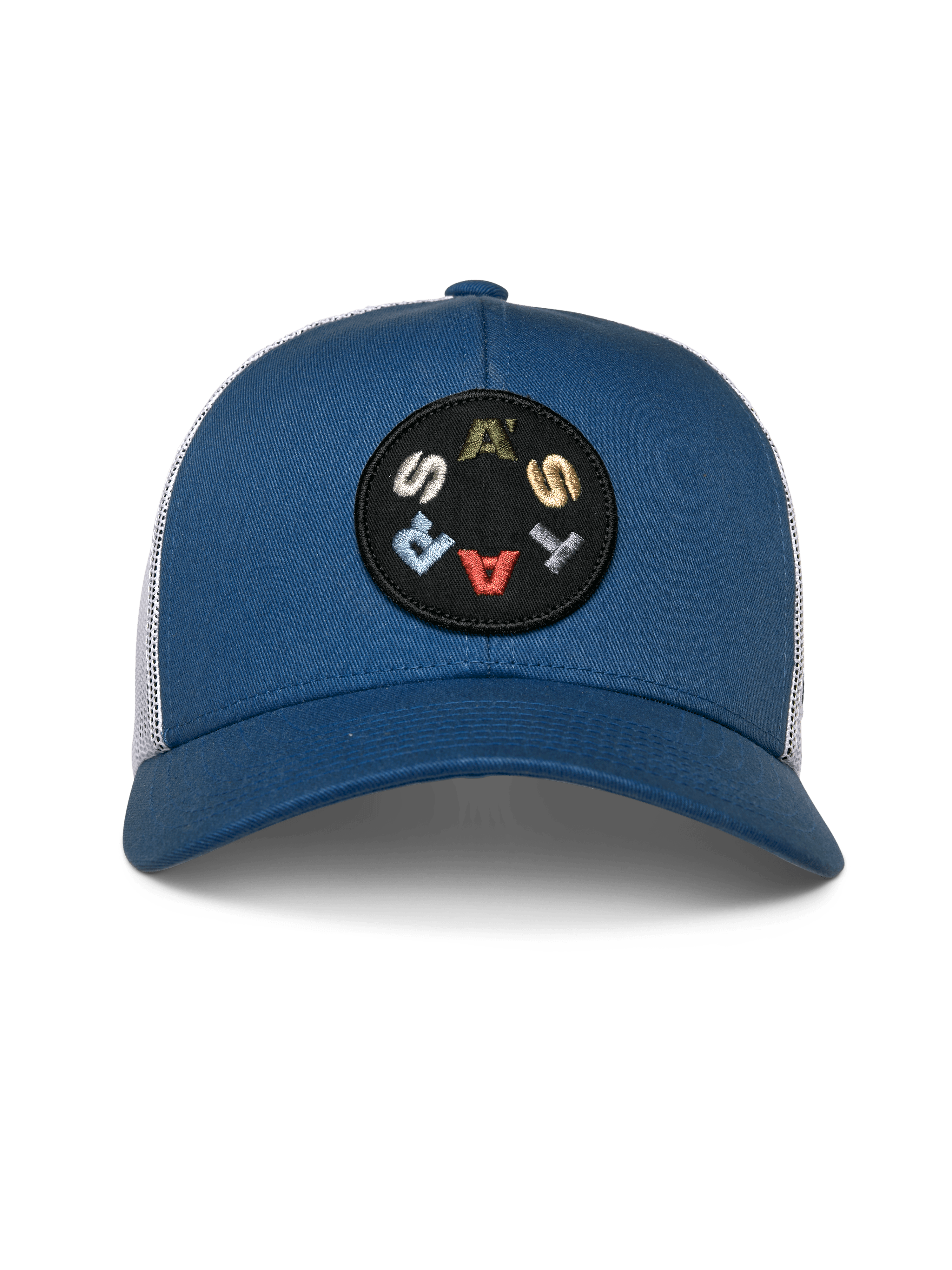 Alpinestars Gambit Trucker Pet, blauw en wit, blauwe gestructureerde kroon met gebogen klep en witte mesh achterkant, voorzien van een ronde zwarte patch met meerkleurige ASTARS-letters, casual motorsport hoofdbedekking