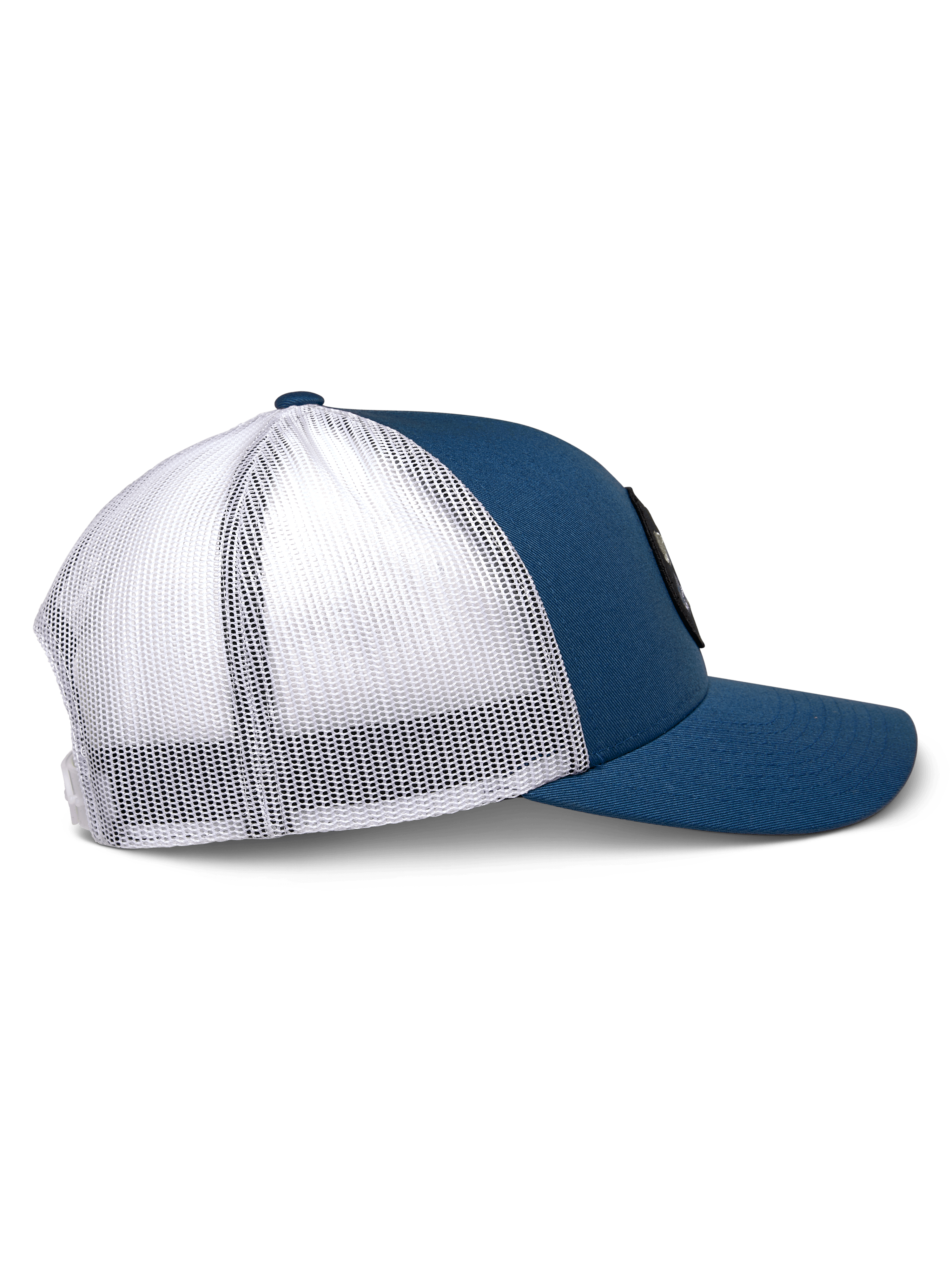 Alpinestars Gambit Trucker Pet, blauw en wit, zijaanzicht, gebogen klep met gestructureerde kroon, blauwe twill voorpanelen en witte mesh achterkant, casual motorsport-geïnspireerde hoofdbedekking