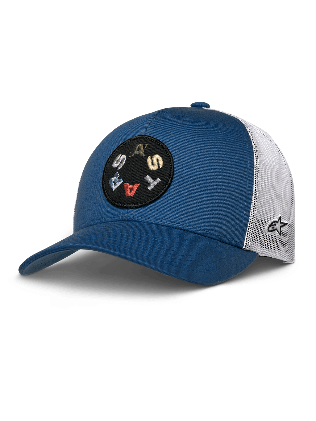 Alpinestars Gambit Trucker pet, blauw met witte mesh achterkant, ronde zwarte patch met kleurrijke 'ASTARS' letters, gebogen klep, gestructureerde kroon, casual motorsport hoofdbedekking