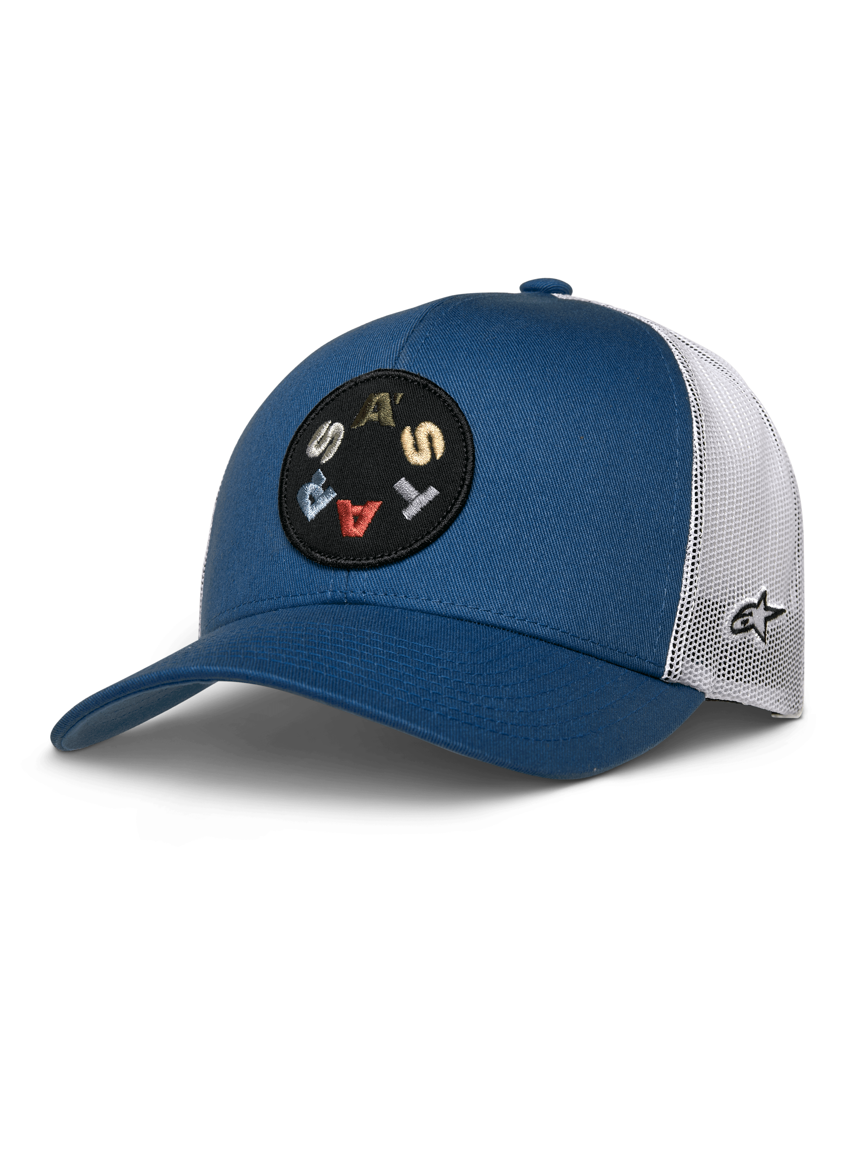 Alpinestars Gambit Trucker pet, blauw met witte mesh achterkant, ronde zwarte patch met kleurrijke 'ASTARS' letters, gebogen klep, gestructureerde kroon, casual motorsport hoofdbedekking