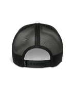 Alpinestars Hardware Trucker pet, wit en zwart, achteraanzicht, zwarte poly mesh achterzijde met verstelbare snapback-sluiting, voorzien van een klein wit Alpinestars-logo op de band, casual motorsport streetwear