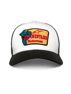 Alpinestars Hardware Trucker Pet, truckerpet, wit en zwart, met een gele geborduurde patch met rode Alpinestars Motocross-tekst en een blauwgroene afbeelding, gebogen klep en ademende achterkant van mesh, casual op de motorsport geïnspireerde pet