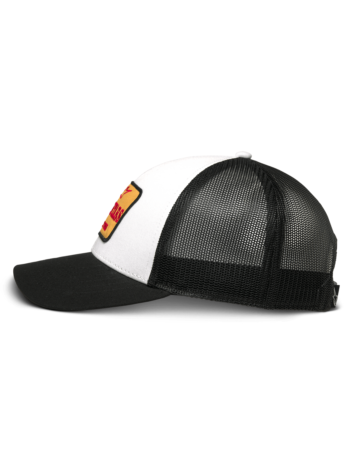 Alpinestars Hardware Trucker pet, wit en zwart, zijaanzicht, witte twill voorkant met geel en rood geborduurde patch, zwarte mesh achterkant, zwarte gebogen klep, casual motorsport hoofddeksel