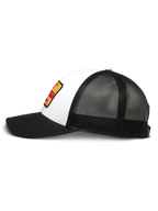 Alpinestars Hardware Trucker pet, wit en zwart, zijaanzicht, witte twill voorkant met geel en rood geborduurde patch, zwarte mesh achterkant, zwarte gebogen klep, casual motorsport hoofddeksel