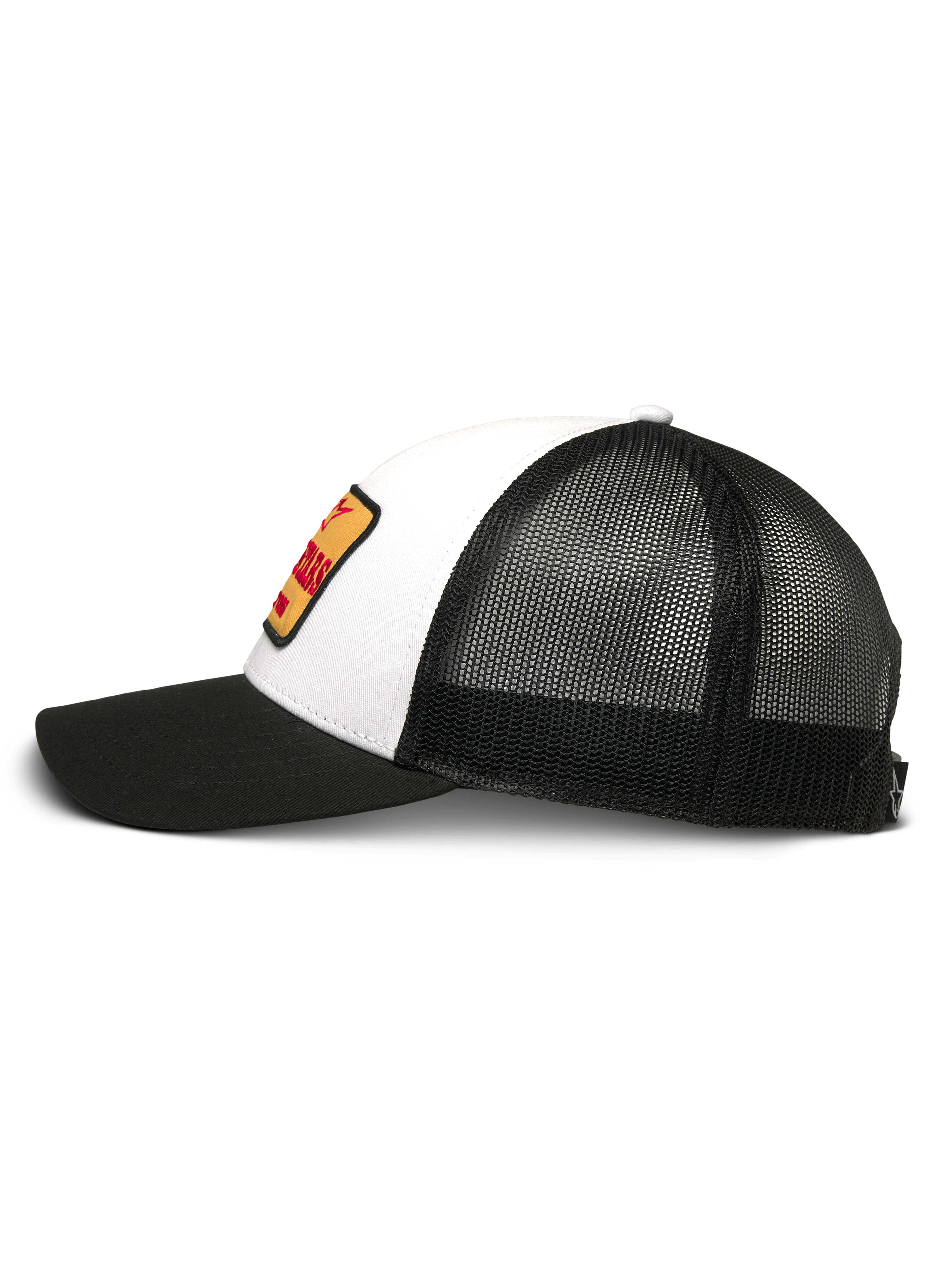 Alpinestars Hardware Trucker pet, wit en zwart, zijaanzicht, witte twill voorkant met geel en rood geborduurde patch, zwarte mesh achterkant, zwarte gebogen klep, casual motorsport hoofddeksel