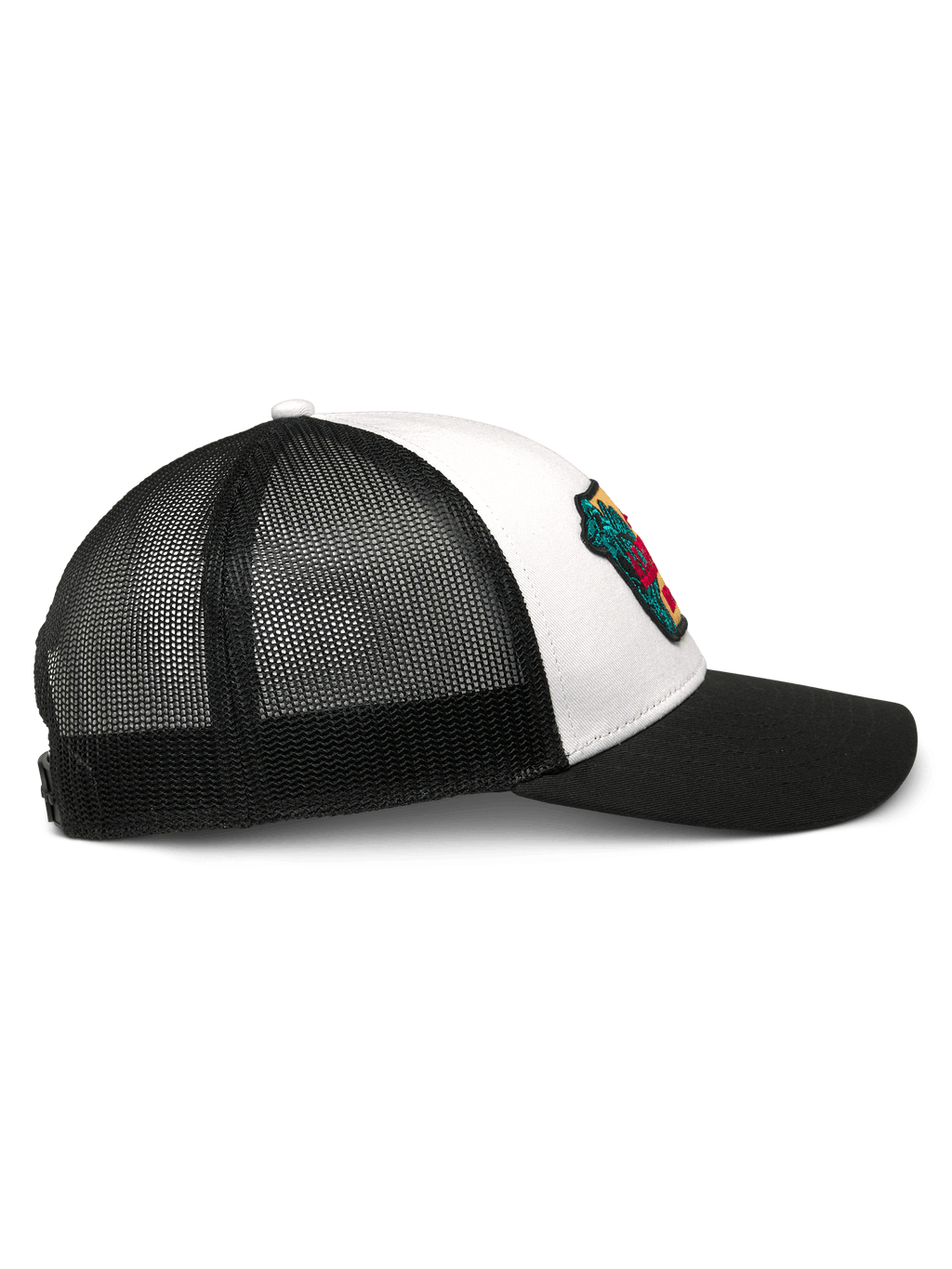 Alpinestars Hardware Trucker pet, wit en zwart, zijaanzicht, met een gebogen zwarte klep, wit twill voorpaneel met een kleurrijke geborduurde patch en een ademende zwarte mesh achterkant, casual motorsport hoofdbedekking