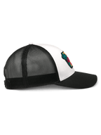 Alpinestars Hardware Trucker pet, wit en zwart, zijaanzicht, met een gebogen zwarte klep, wit twill voorpaneel met een kleurrijke geborduurde patch en een ademende zwarte mesh achterkant, casual motorsport hoofdbedekking