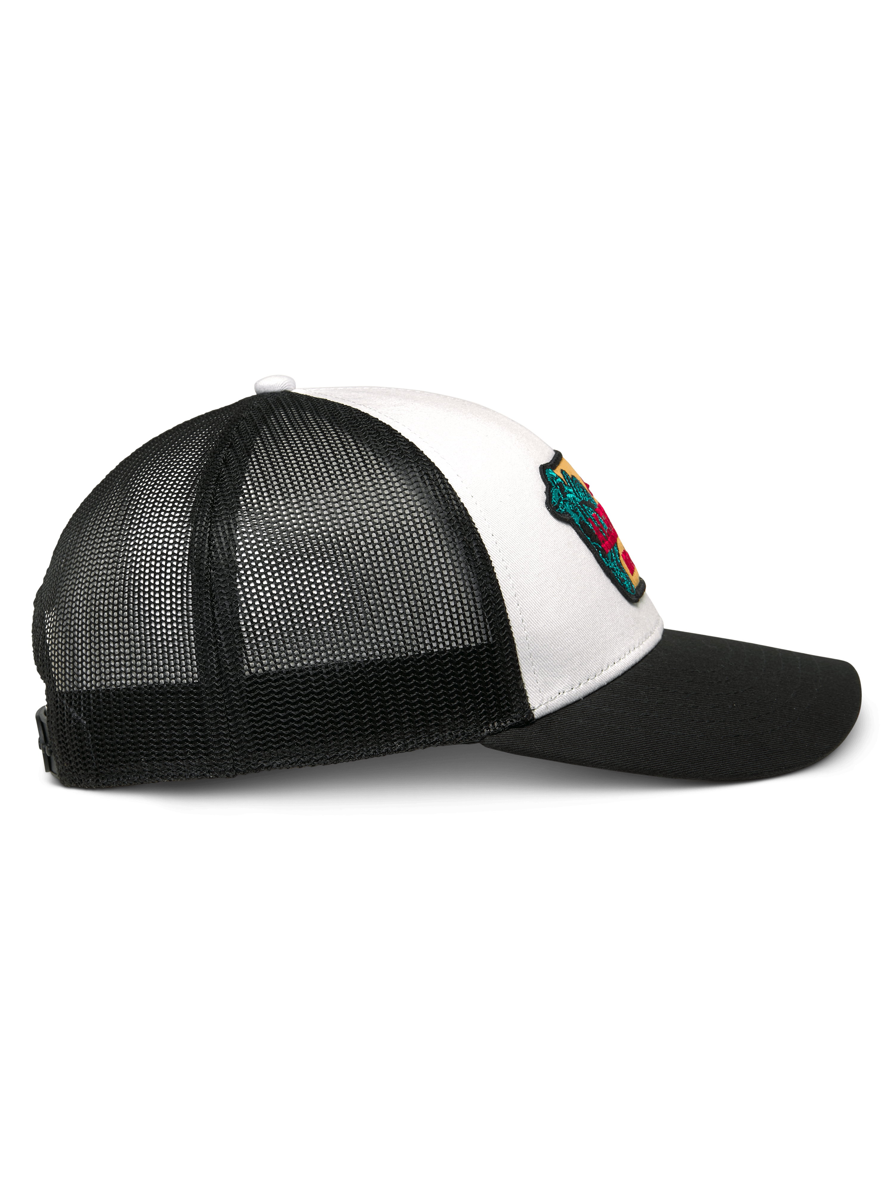 Alpinestars Hardware Trucker pet, wit en zwart, zijaanzicht, met een gebogen zwarte klep, wit twill voorpaneel met een kleurrijke geborduurde patch en een ademende zwarte mesh achterkant, casual motorsport hoofdbedekking