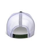 Alpinestars Hardware Trucker Pet in Military White, achteraanzicht met witte mesh-panelen en olijfgroene snapback-sluiting, klein zwart A-star logo-label, casual op de motorsport geïnspireerde pet