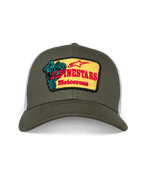 Alpinestars Hardware Trucker Pet, olijfgroene en witte trucker cap, gestructureerde kroon met gebogen klep, geel geborduurde patch op de voorkant met rood Alpinestars Motocross-logo en groenblauwe rijdersgrafiek, casual motorsport streetwear