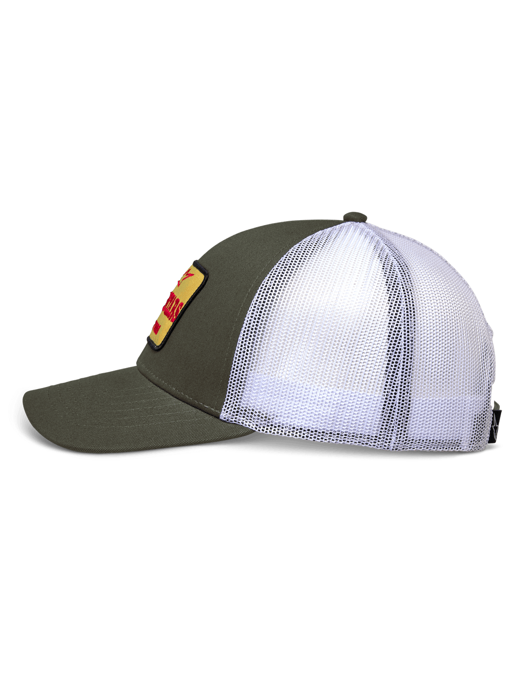 Alpinestars Hardware Trucker pet, zijaanzicht, legergroene twill voorkant en witte mesh achterkant, gele geborduurde patch met rode branding, gestructureerde kroon met gebogen klep, casual motorsport sportkleding