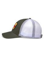 Alpinestars Hardware Trucker pet, zijaanzicht, legergroene twill voorkant en witte mesh achterkant, gele geborduurde patch met rode branding, gestructureerde kroon met gebogen klep, casual motorsport sportkleding