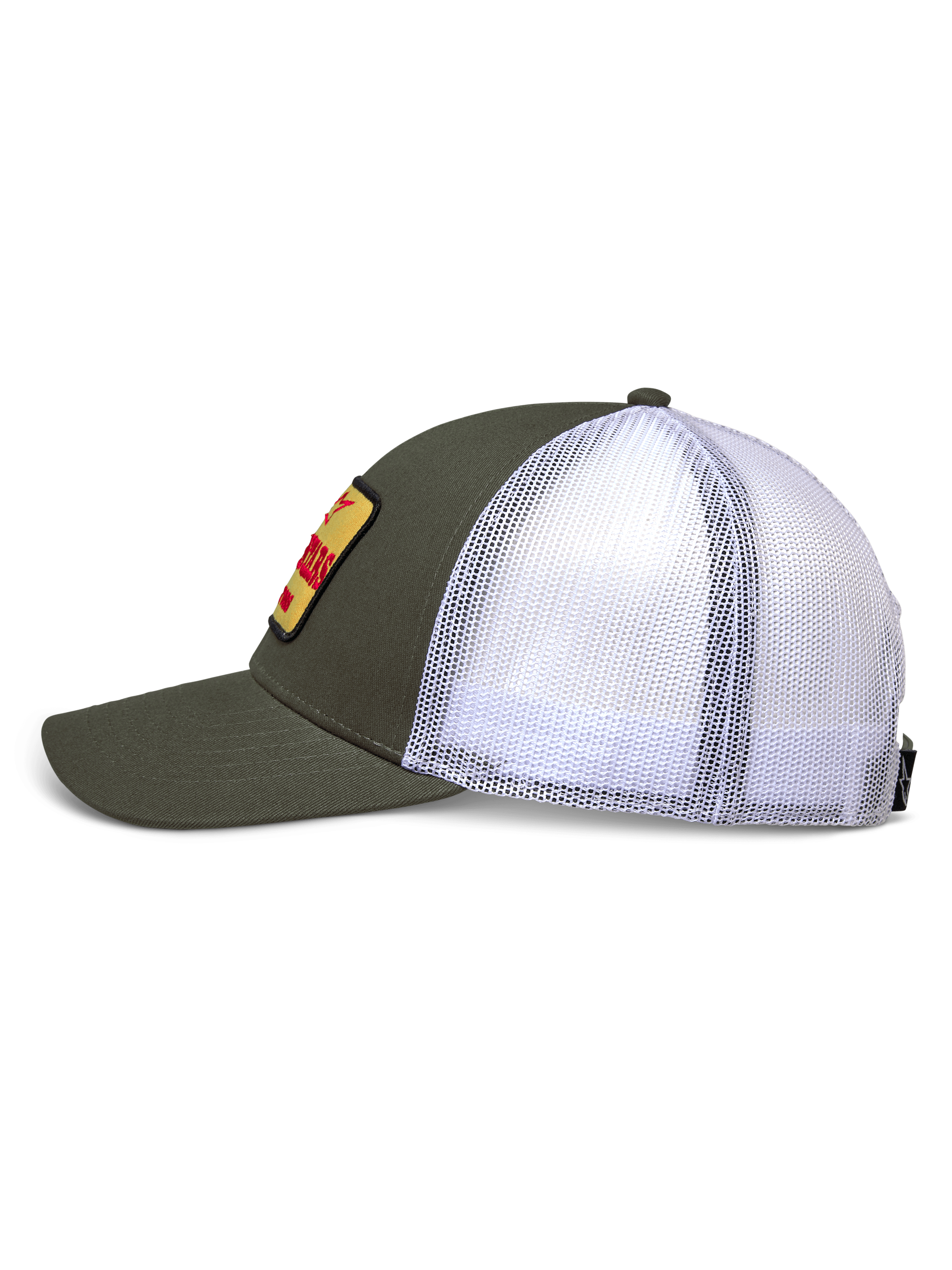 Alpinestars Hardware Trucker pet, zijaanzicht, legergroene twill voorkant en witte mesh achterkant, gele geborduurde patch met rode branding, gestructureerde kroon met gebogen klep, casual motorsport sportkleding