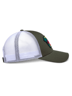 Alpinestars Hardware Trucker pet, zijaanzicht, militair groen met witte poly mesh achterkant, gebogen klep en gestructureerde kroon, voorzien van een geborduurde patch, casual motorsport-geïnspireerde pet