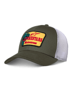Alpinestars Hardware Trucker Pet, olijfgroen met wit mesh, gele patch met rode Alpinestars Motocross-branding, gebogen klep, gestructureerde kroon, casual motorsport-sportkleding