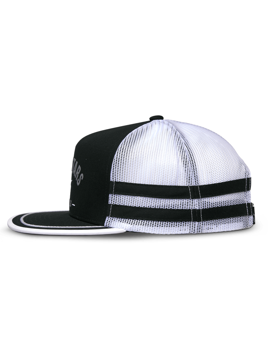 Alpinestars Backline Trucker pet, zwart en wit, zijaanzicht met zwarte twill voorkant en witte mesh achterkant, platte klep met witte suttache-afwerking, dubbele zwarte applicatiestrepen aan de zijkant, op de motorsport geïnspireerde casual pet
