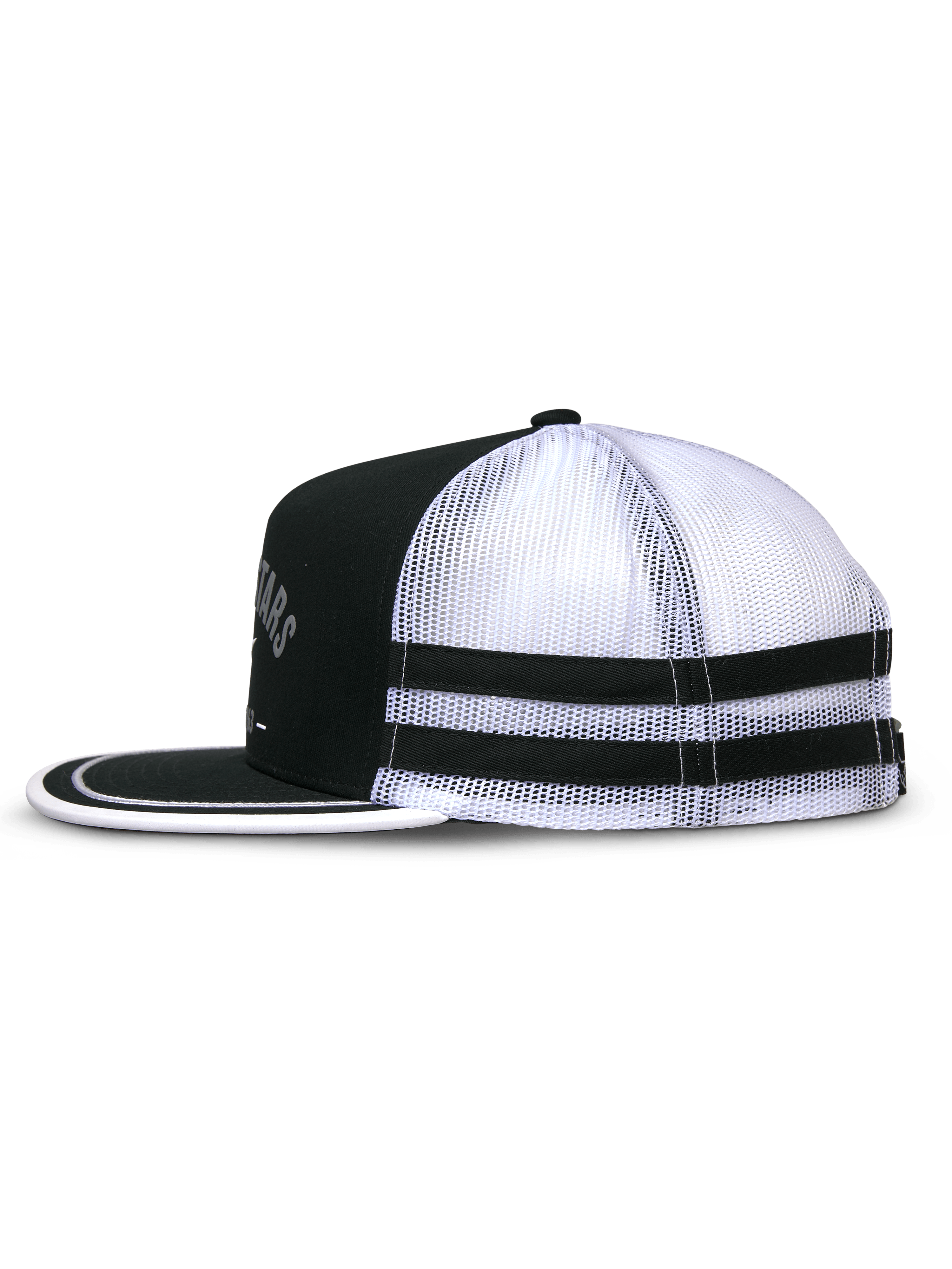 Alpinestars Backline Trucker pet, zwart en wit, zijaanzicht met zwarte twill voorkant en witte mesh achterkant, platte klep met witte suttache-afwerking, dubbele zwarte applicatiestrepen aan de zijkant, op de motorsport geïnspireerde casual pet