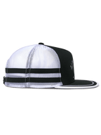 Alpinestars Backline Trucker pet, zijaanzicht, zwart, wit en grijs, witte mesh achterkant met twee zwarte horizontale strepen, gestructureerde zwarte kroon en platte klep met witte bies, casual motorsport-geïnspireerde pet