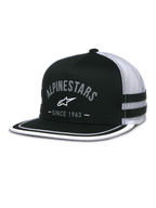 Alpinestars Backline Trucker Pet, zwarte twill voorkant en witte mesh achterkant, platte klep met witte suttache afwerking aan de rand, grijs gebogen Alpinestars logo met Since 1963 tekst, zijdelingse applicatie-strepen, casual op motorsport geïnspireerde snapback pet