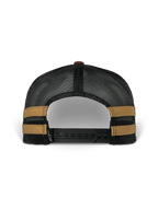 Alpinestars Backline Trucker pet, achteraanzicht, zwarte poly mesh achterkant met mosterdkleurige zijstrepen, verstelbare zwarte snapback-sluiting, casual motorsport-geïnspireerde hoofdbedekking