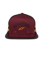 Alpinestars Backline Trucker pet, snapback met platte klep, baksteenrode twill voorzijde met zwarte mesh achterzijde, mosterdgeel logo en zijstrepen, gestructureerde kroon met suttache-afwerking op de klep, casual motorsport streetwear