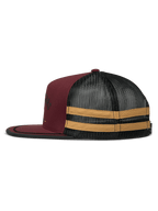 Alpinestars Backline Trucker Pet, zijaanzicht, Brick Black en Mustard, kastanjebruine twill voorkant met zwarte mesh achterkant, voorzien van mosterdgele horizontale strepen aan de zijkant, platte klep met zwarte randafwerking, casual motorsport-geïnspireerde snapback