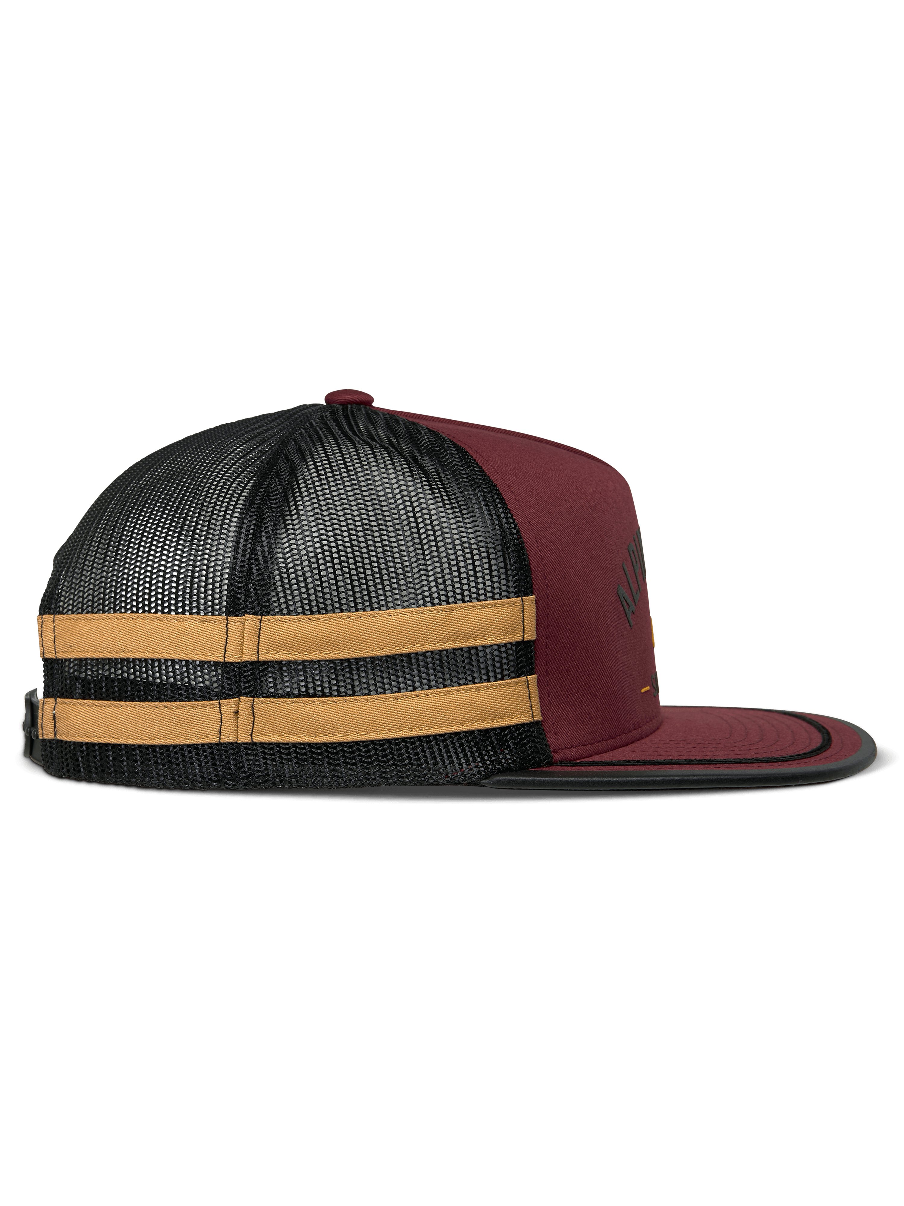 Alpinestars Backline Trucker pet, Brick, zwart en mosterdgeel, zijaanzicht, donkerrode twill voorkant met zwarte mesh achterkant en gele zijstrepen, platte klep met zwarte suttache-afwerking, casual motorsport-geïnspireerde hoofdbedekking