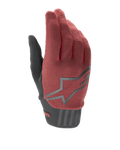 Alpinestars Stella A-Dura handschoenen voor dames, mountainbike handschoenen, bordeauxrood en zwart, voorzien van een getextureerde stoffen bovenkant, groot grijs sterlogo op de rugzijde en een zwarte neopreen manchet met veilige sluiting, ontworpen voor een ergonomische pasvorm en prestaties