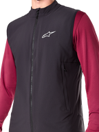 Alpinestars A-Dura Thermal Vest, zwart, geïsoleerd fietsvest voor heren, lichtgewicht mountainbike gilet met PrimaLoft ACTIVE isolatie, volledige ritssluiting aan de voorzijde en twee handzakken met rits, strak ontwerp voor fietsen in koud weer