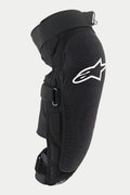 Alpinestars Vector Pro knie-/scheenbeschermer, zwart, met een wit Alpinestars-logo op de knie, getextureerd slijtvast voorpaneel, verstelbare klittenbandbanden, ademende MTB-bescherming