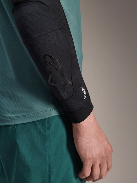 Alpinestars A-Motion Plasma elleboogbeschermer, zwart, MTB-bescherming, flexibele sleeve met glanzend logo, gedragen op arm