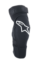 Alpinestars A-Impact Plasma Elite kniebeschermer, MTB-kniebescherming, zwart met wit Astar-logo, ergonomisch voorgevormd ontwerp met mesh-ventilatie, verstelbare dubbele bandsluiting