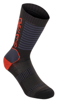 Alpinestars Paragon Lite Socks 19, technische fietssokken, zwart met felrode en grijze accenten, 19 cm middelhoge lengte, ademende mesh-panelen, geribbelde textuur voor stretch en een versterkte hiel