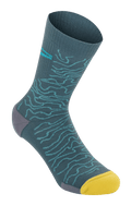 Alpinestars Drop Socks 15, mountainbikesokken, Atlantic Ceramic blauw met lichtblauw topografisch patroon, felgele teen en grijze hiel, geribbelde textuur, lichtgewicht MTB-prestatiesokken