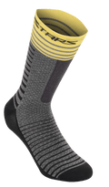 Alpinestars Drop Socks 19, fietssokken, middengrijs en geel, gele geribbelde boord met strepen, grijs getextureerd materiaal met zwarte horizontale patronen, zwarte versterkte hiel en teen, ademende performance MTB-uitrusting