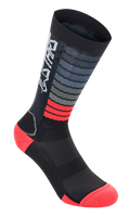 Alpinestars Drop-sokken, high-performance fietssokken, zwart en felrood, met horizontale grijze en rode strepen, wit Astars-logo op de boord, versterkte hiel en teen, mesh-constructie voor MTB-uitrusting