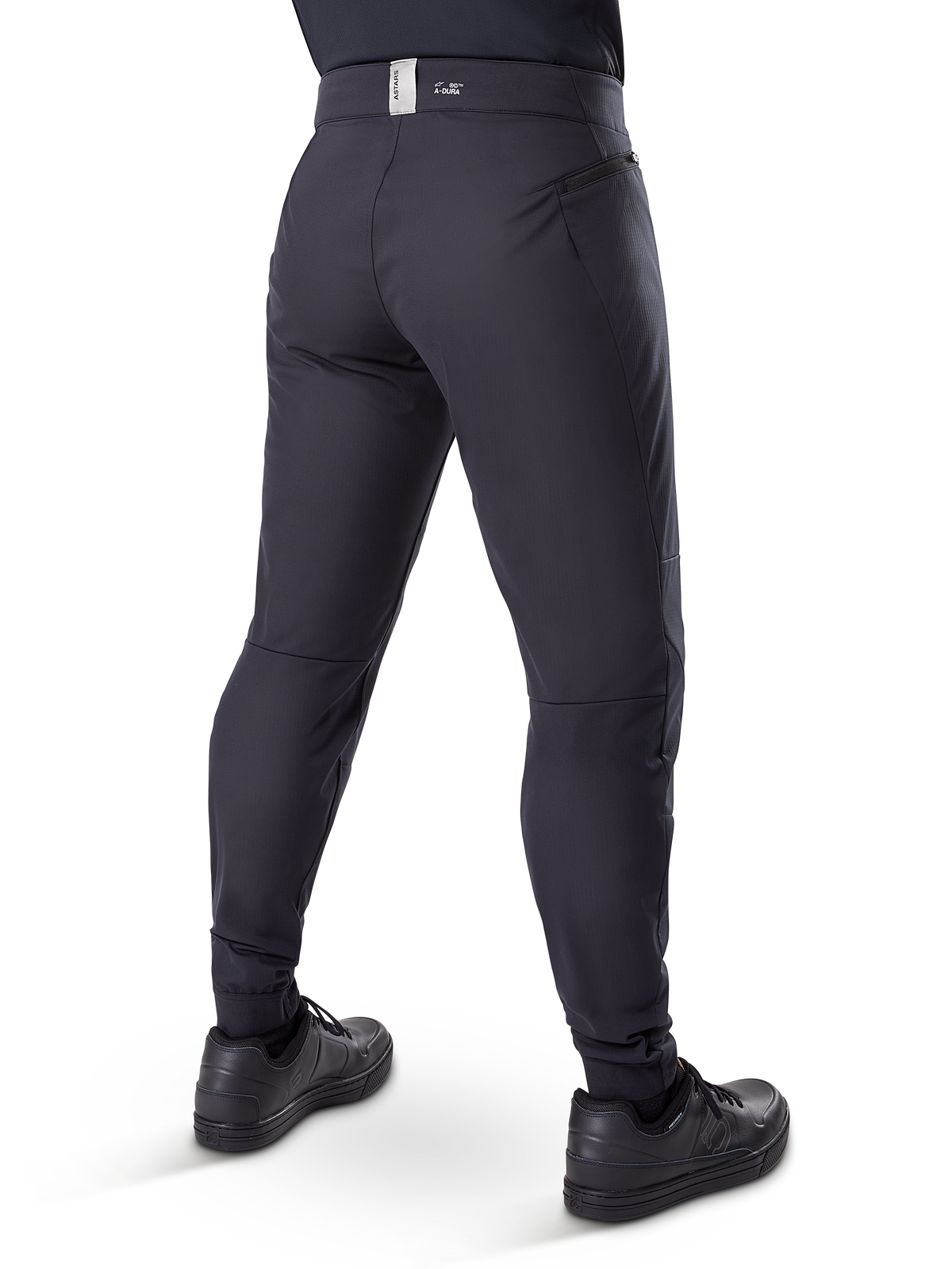 Alpinestars A-Dura Thermal Pant, mountainbikebroek, zwart, achteraanzicht met zakken met rits en branding op de tailleband, toelopende pasvorm voor fietsen in koud weer