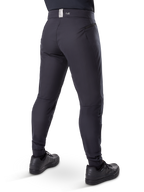 Alpinestars A-Dura Thermal Pant, mountainbikebroek, zwart, achteraanzicht met zakken met rits en branding op de tailleband, toelopende pasvorm voor fietsen in koud weer